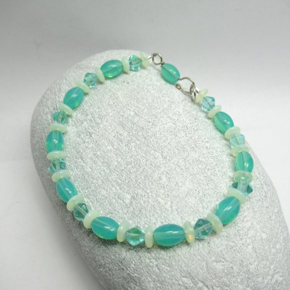 Uranium glass bead bracelet - Picture 12 of 16